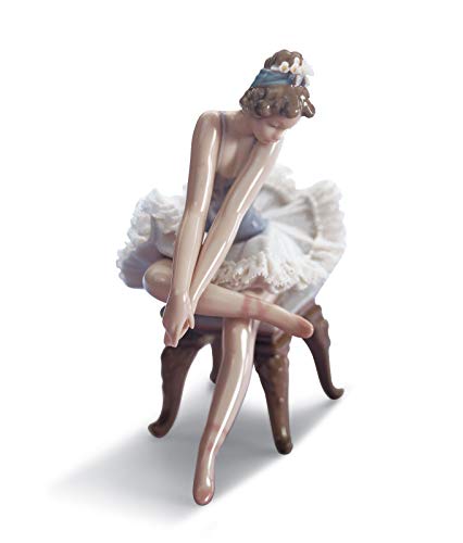 LLADRÓ Figura Niña Ballet Mirando Zapatilla. Figura Bailarina de Porcelana.