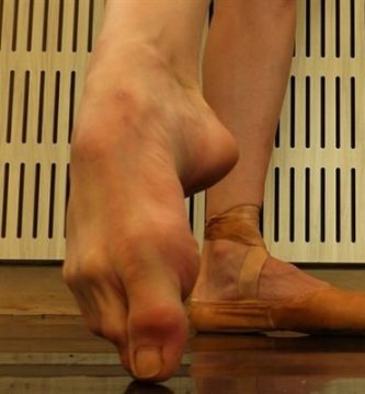 Los pies de una bailarina de ballet